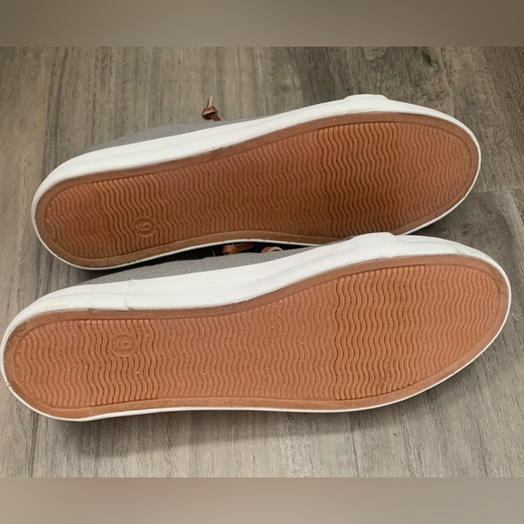 Brand new Tommy Bahama Slip on Sneakers. - Picture 4 of 9